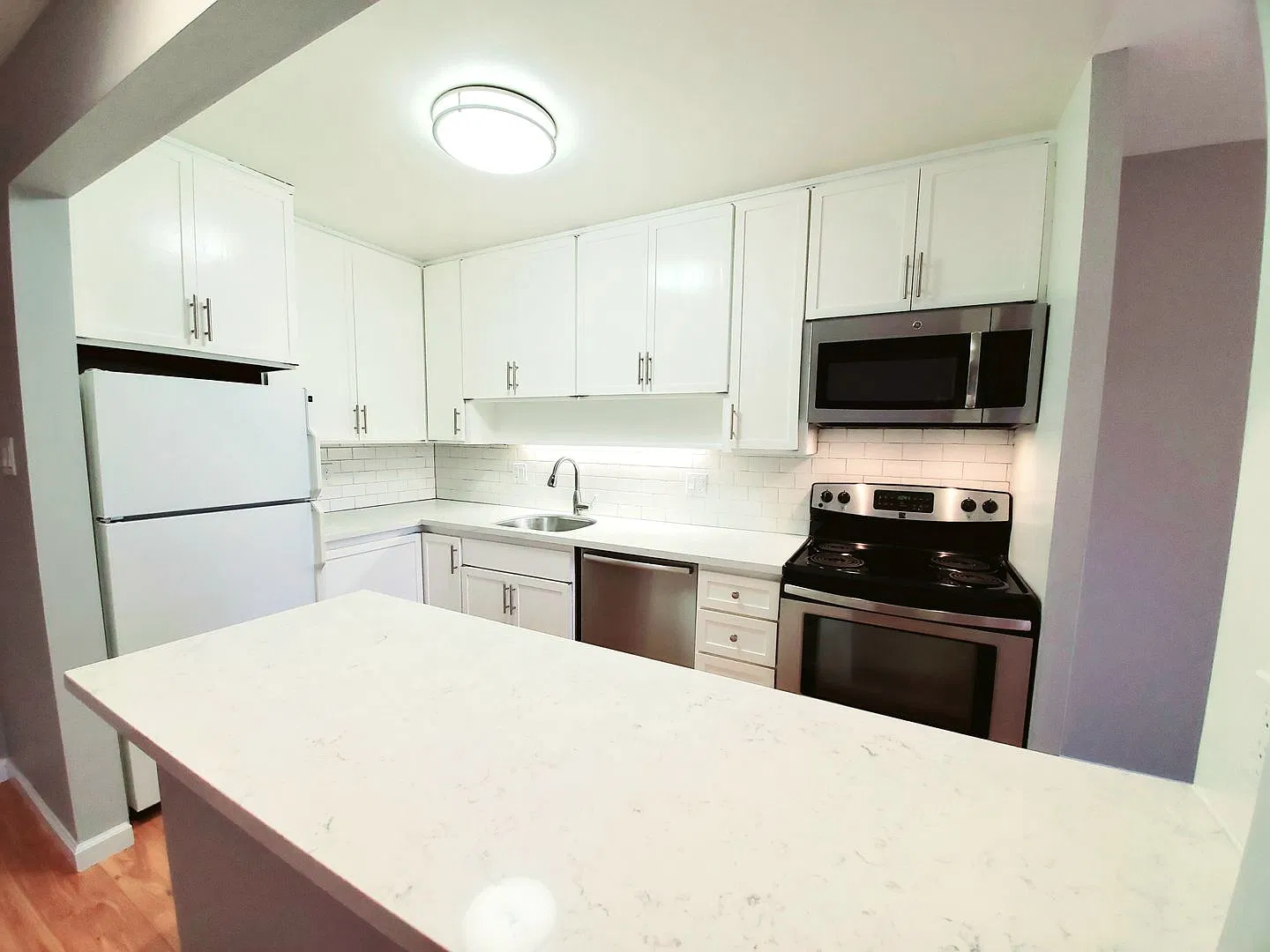 Beautiful woodlake unit with large patio — Photo 3