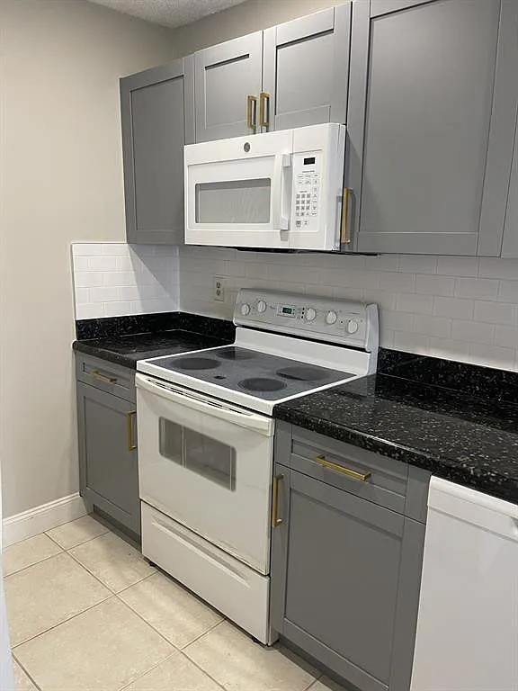 2 bed, 2.0 bath, 737 sqft, $1,900 — Photo 1