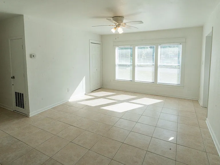 406 Essex Dr — Photo 7