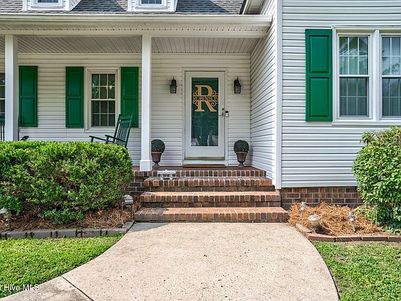 5th image of 128 S Applewood Court