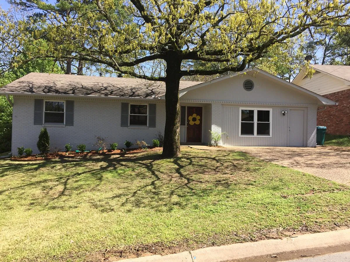 3 bed, 1954 sqft, $1,900 — Photo 1