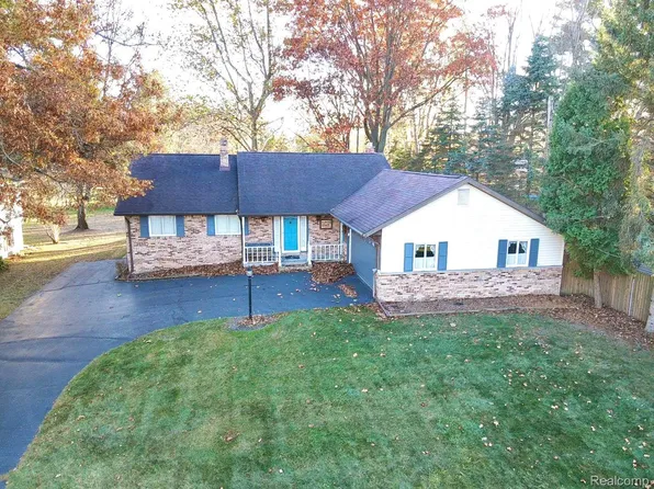 2641 Huckleberry Ln, Port Huron, MI 48060