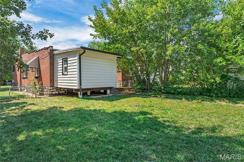 3 bed, 1.0 bath, 1200 sqft, $1,850 — Photo 4