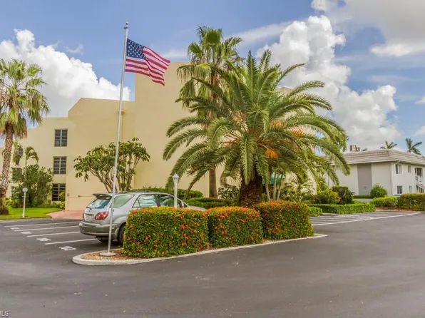 975 Palm View Dr APT 302, Naples, FL 34110