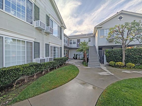 2nd image of 12024 Moorpark St #11