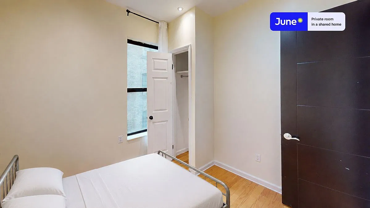 Queen bedroom in 6 bed/3 bath home in Upper West Side #1796 F — Photo 1