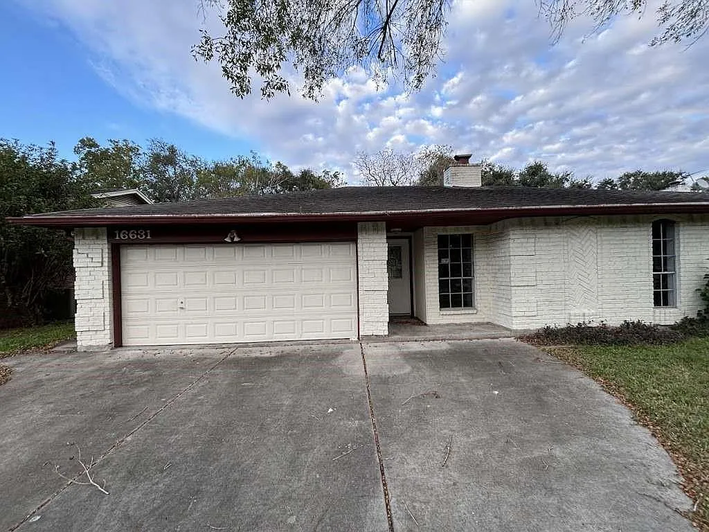 3 bed, 2.0 bath, 1317 sqft, $1,999 — Photo 2