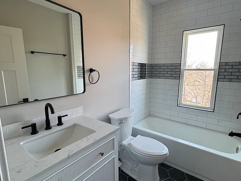 (2nd floor) Hallway bathroom