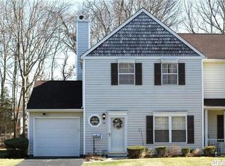 19 Beaver Trl, Coram, NY 11727