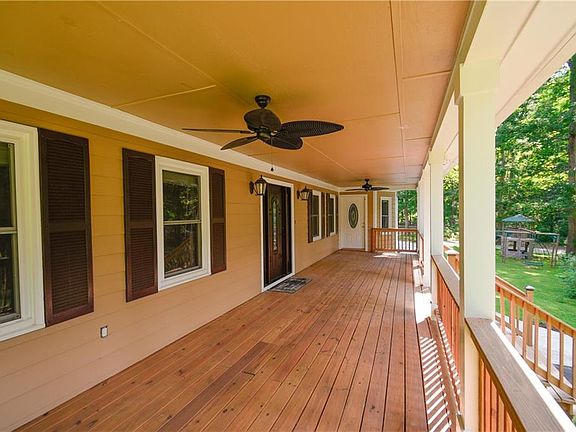 4th image of 3418 Maple Dr