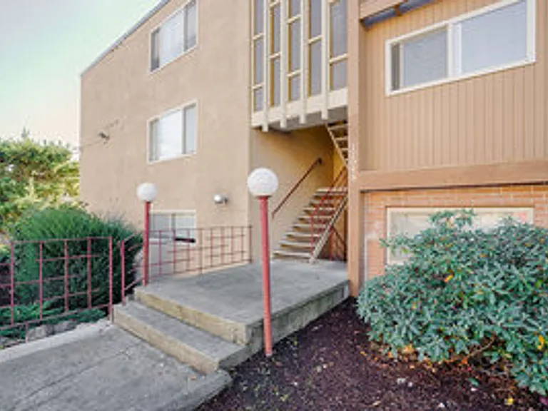 12048 32nd Ave NE — Photo 4