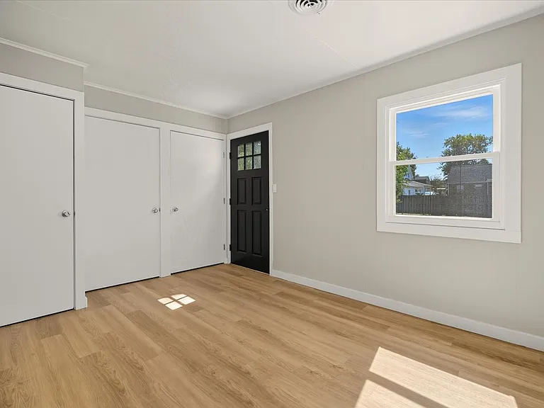 710 E Chestnut St — Photo 9