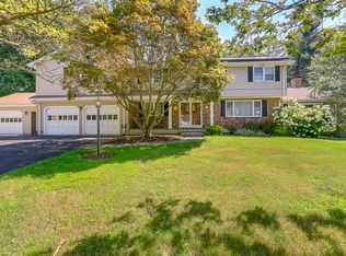 2 Reiner Cir, Trumbull, CT 06611