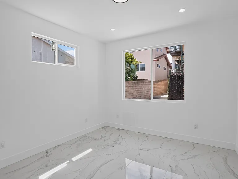 2219 Belmont Ln — Photo 10