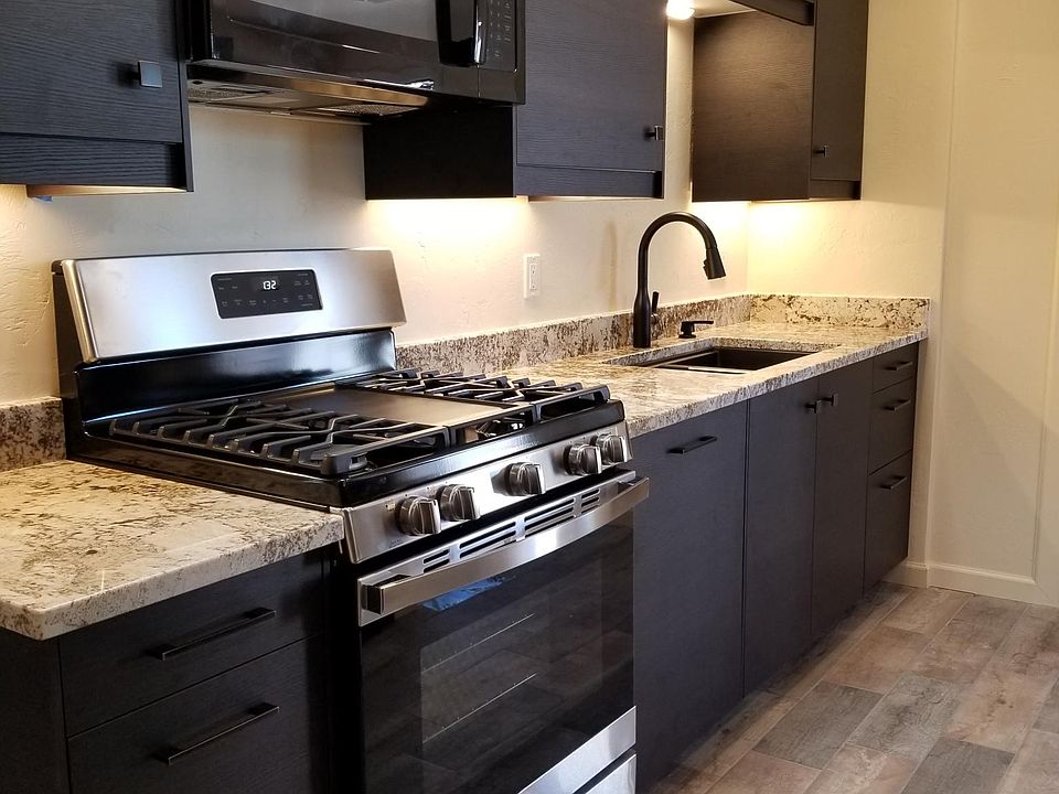 Nicely appointed new kitchen with 3 cm granite.
