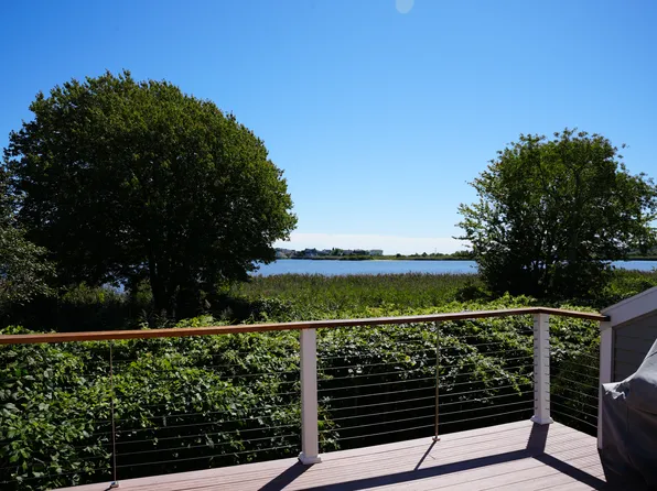 39 Lake Rd, Narragansett, RI 02882