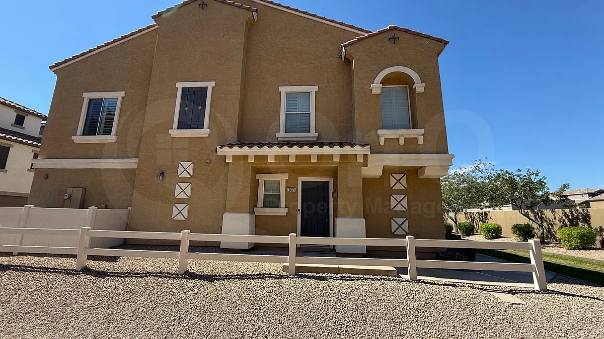 3 bed, 2.0 bath, 1073 sqft, $2,300 — Photo 2