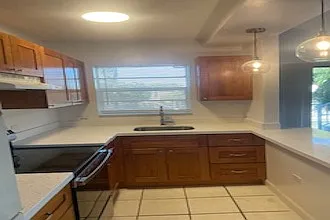 121 Ocean Dr — Photo 2