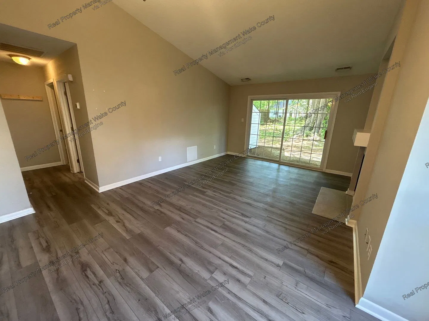 2 bed, 1.5 bath, 930 sqft, $1,395 — Photo 4