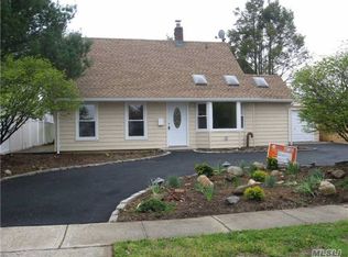 136 Saddle Ln, Levittown, NY 11756