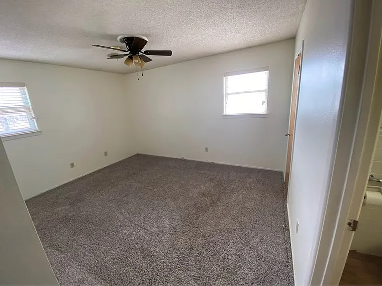 5711 SW 37th Ave — Photo 6