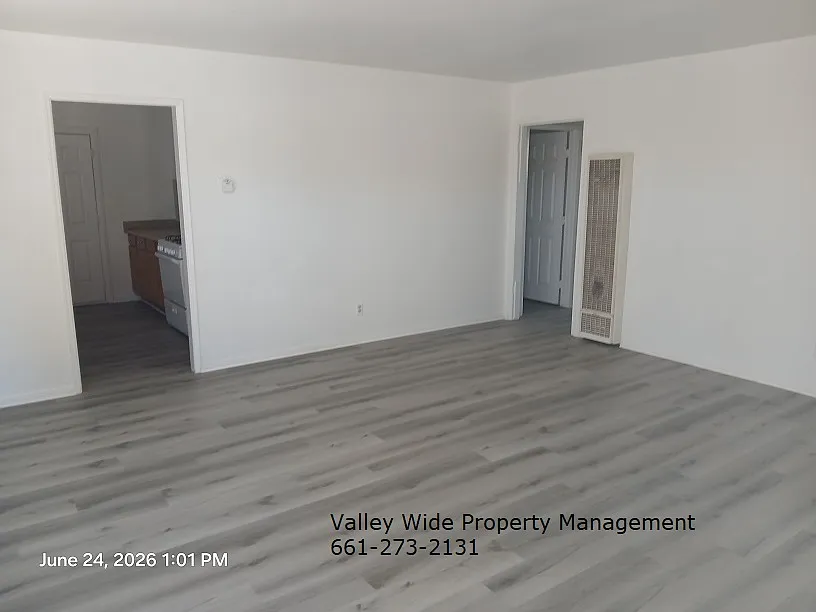 3 bed, 896 sqft, $2,100 — Photo 2