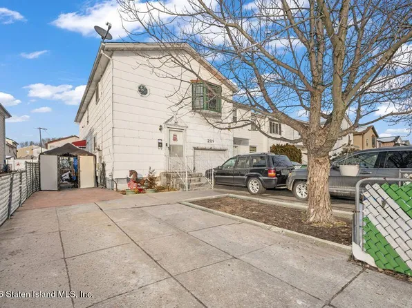 209 Regis Dr, Staten Island, NY 10314
