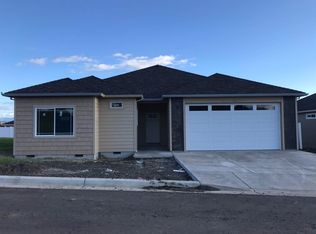 1738 Luxor Ln, Medford, OR