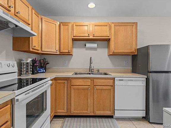 4th image of 203 Alexandra Court