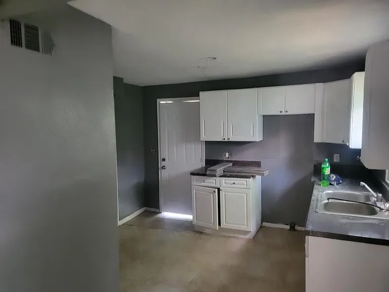 1425 Steele St — Photo 6