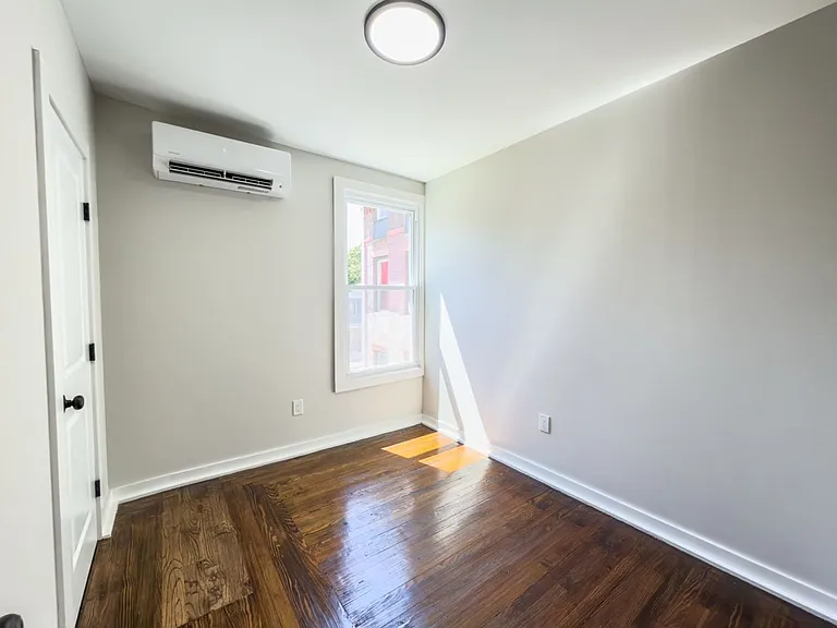 560 Howard Ave — Photo 21