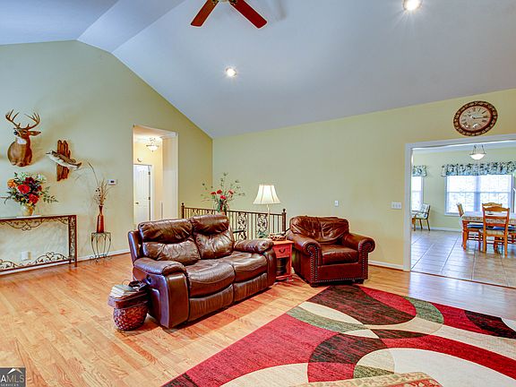 4th image of 144 Bluffs Cir