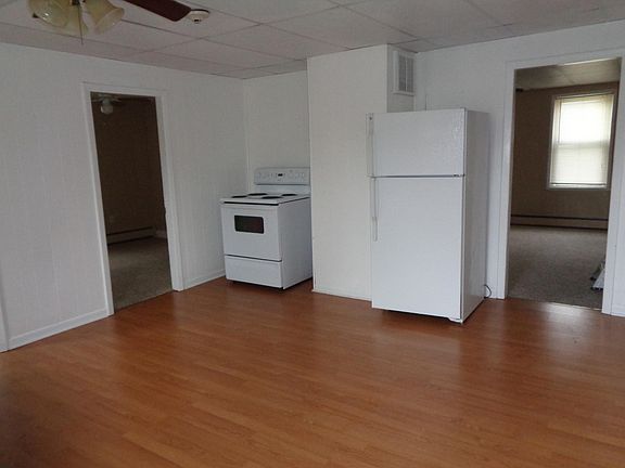 Young appliances in excellent condition!