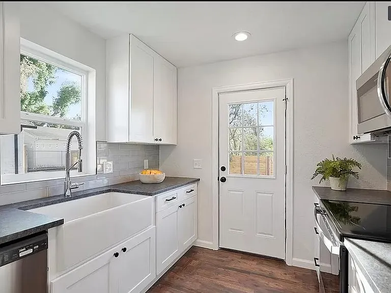 1095 Irving St — Photo 8