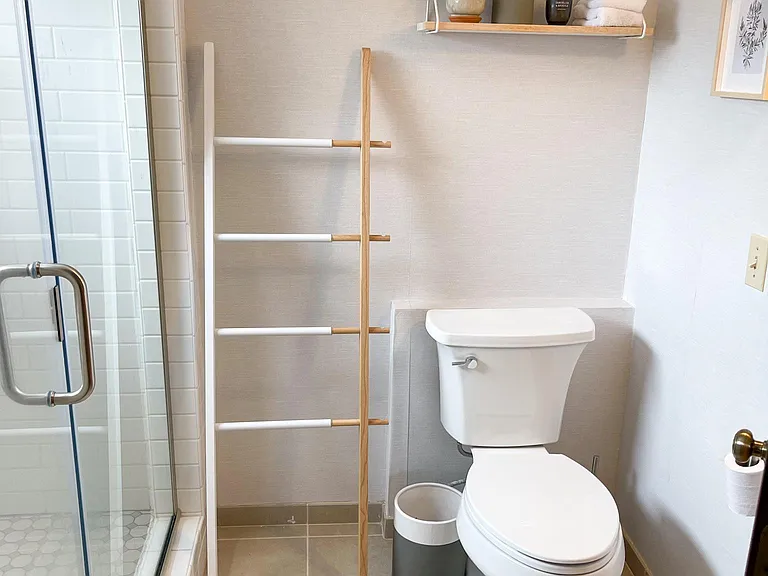 Suite bathroom