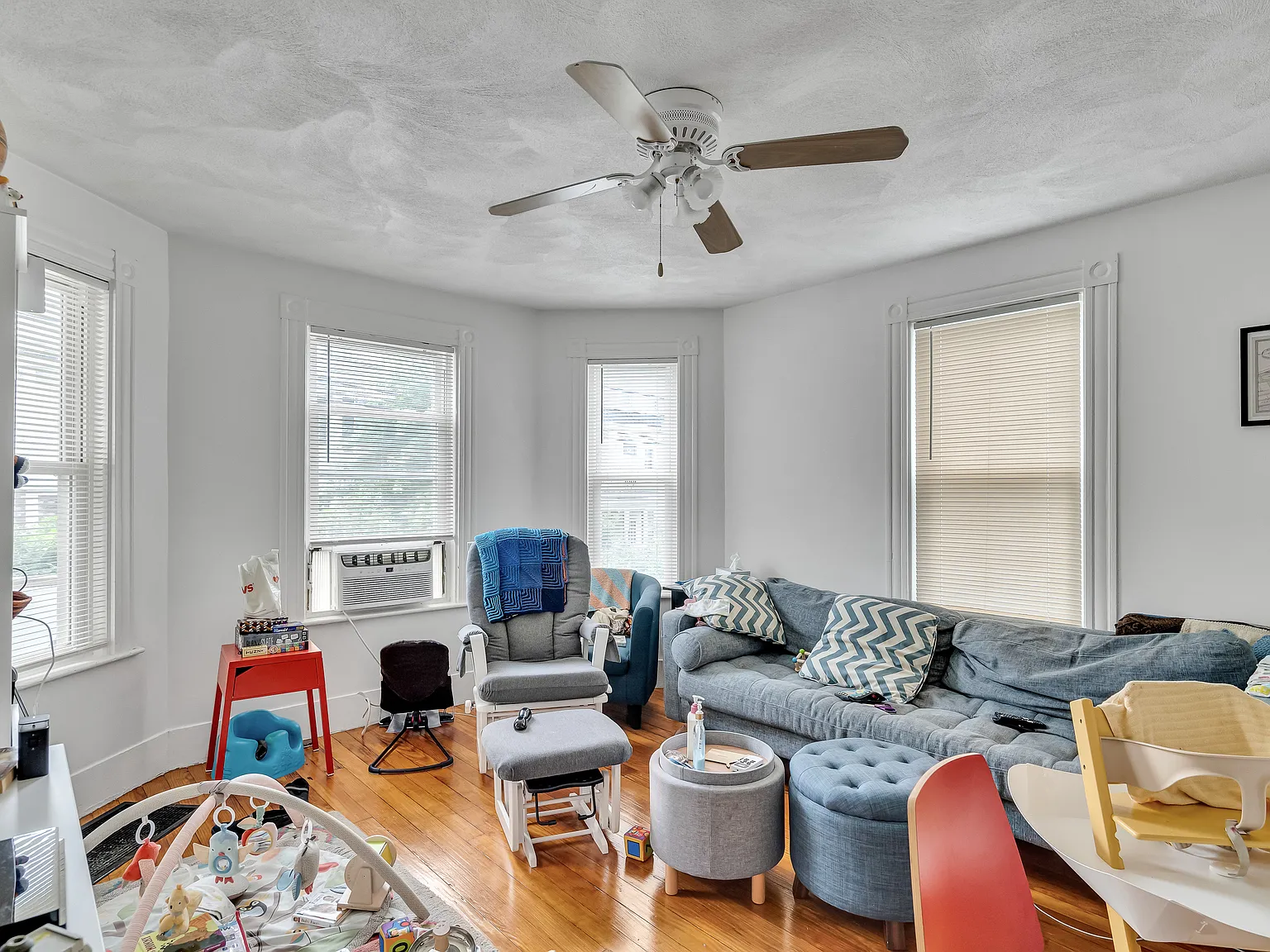 3 bed, 1000 sqft, $3,700 — Photo 3