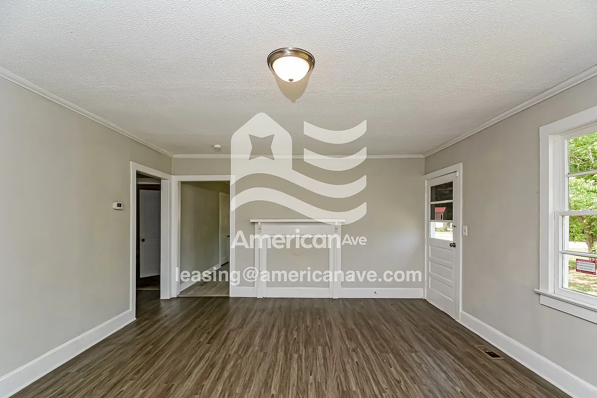 26714_002_living_room_13734780.jpg - 4703 Jefferson St