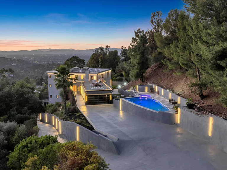 7966 Mulholland Dr — Photo 2
