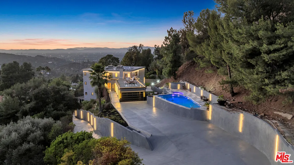 Building Photo - 7966 Mulholland Dr