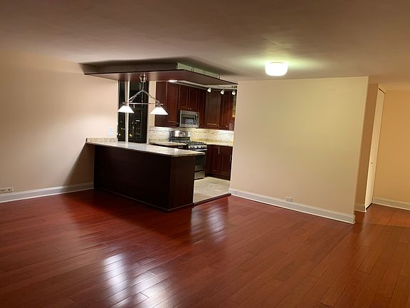 3rd image of 2901 S Michigan Ave APT 1505