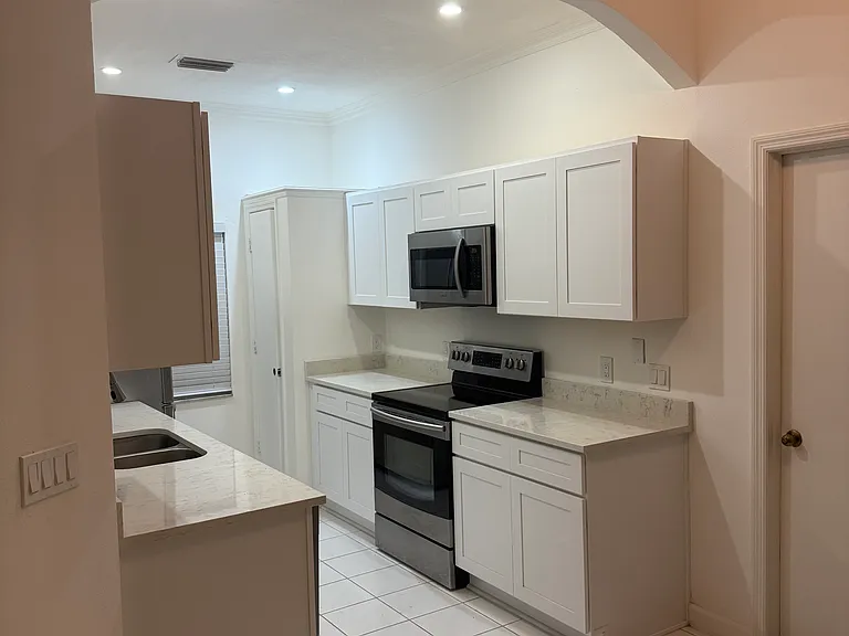 11613 Goodwyck Dr — Photo 2