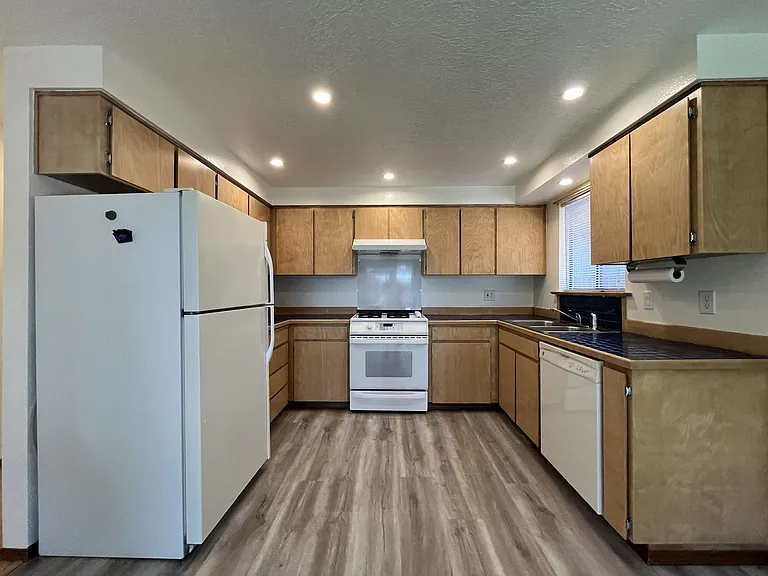 4825 SW Marigold St — Photo 7