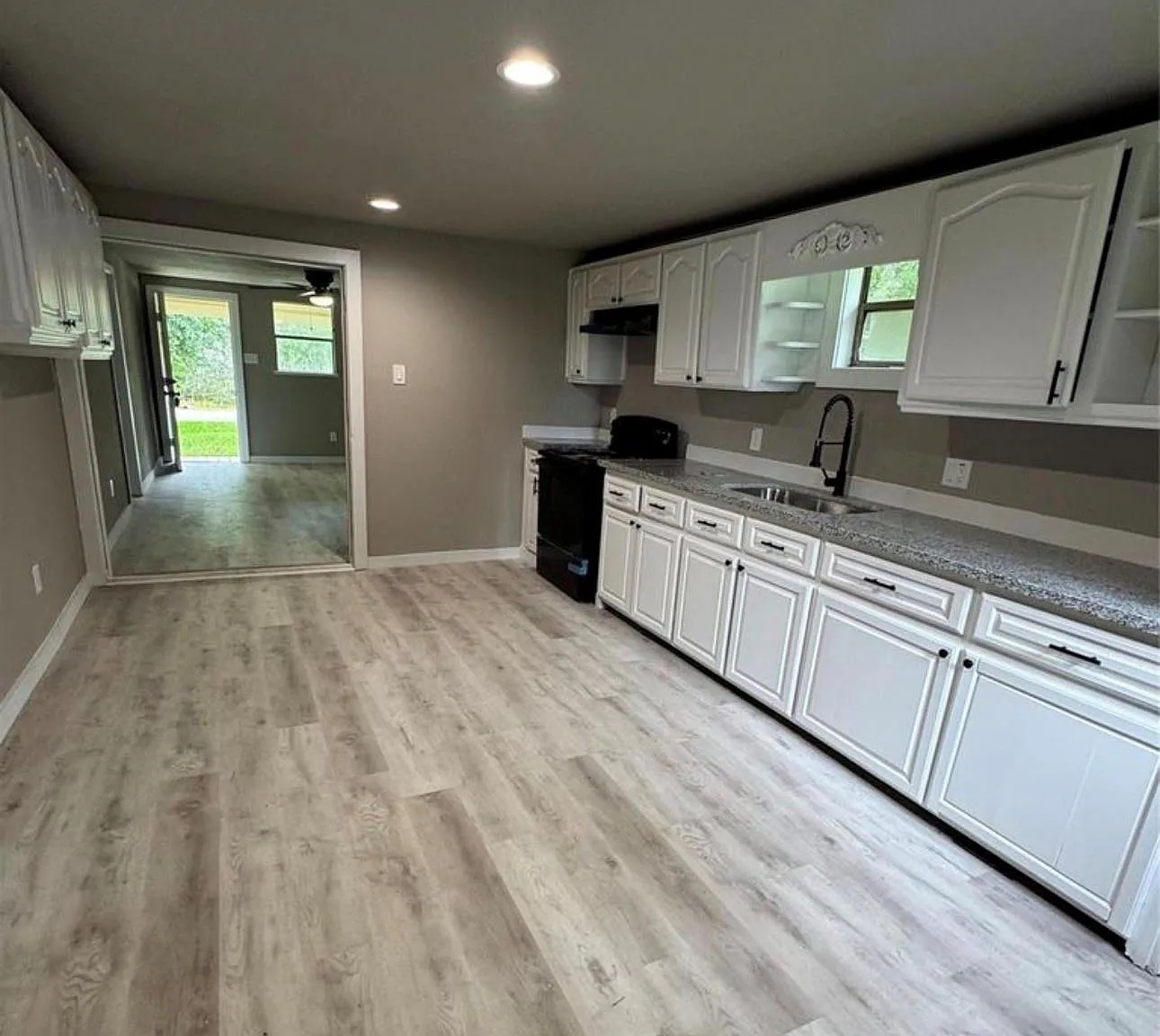 3 bed, 1.0 bath, 1212 sqft, $1,100 — Photo 2