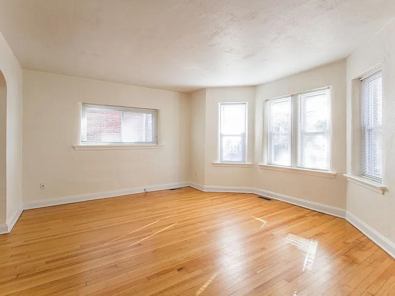(204) 7339 Dartmouth Ave — Photo 4