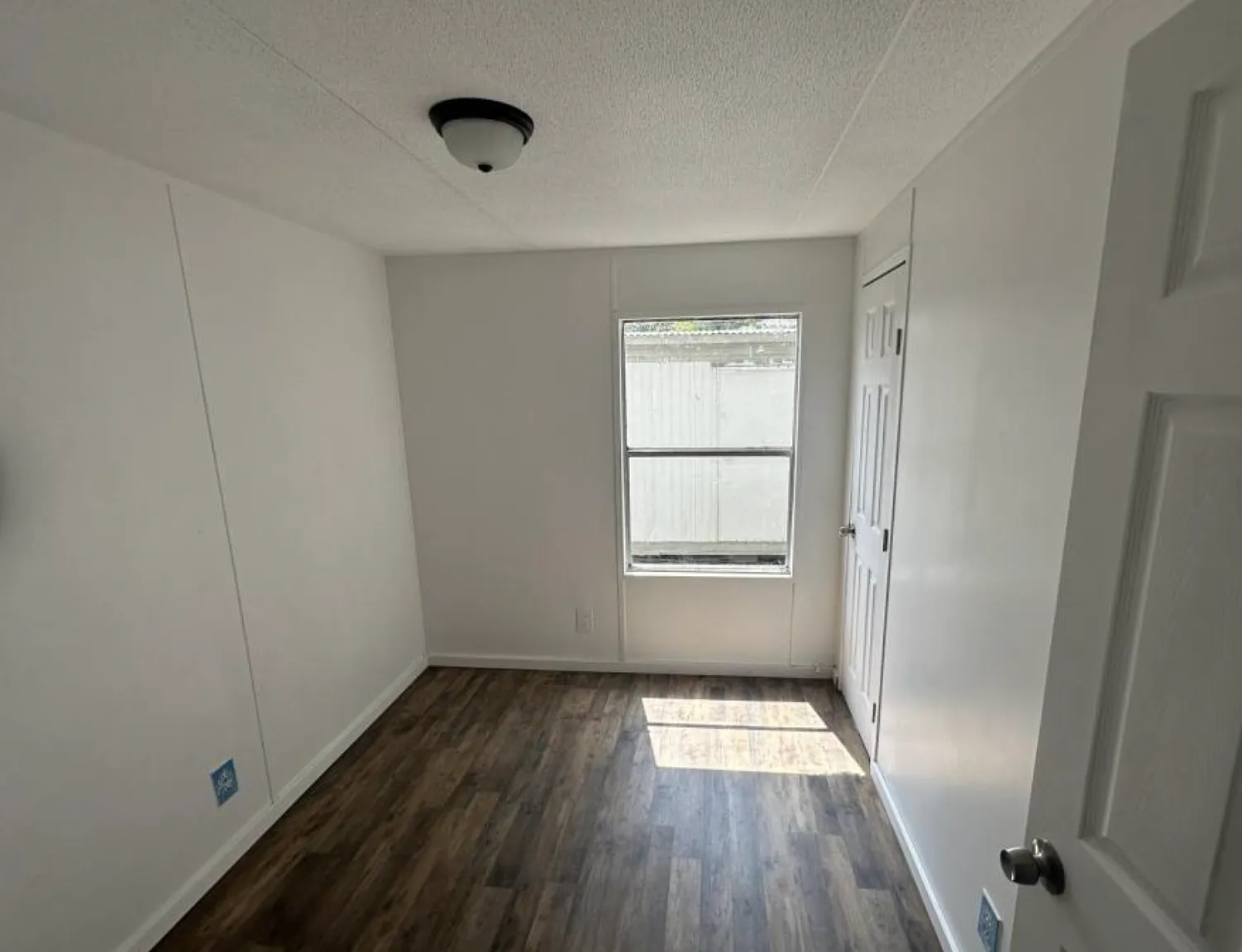 3 bed, 900 sqft, $995 — Photo 2