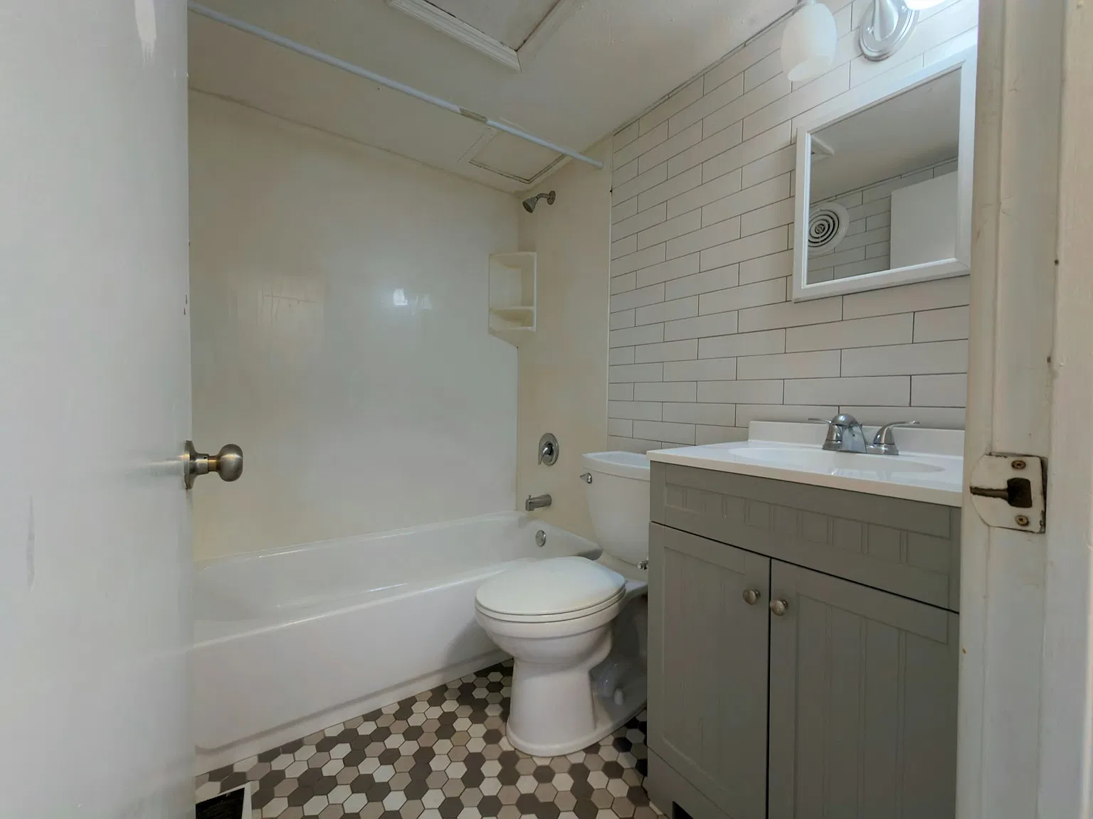 5225 Southwest Avenue, Unit 107 — Photo 2