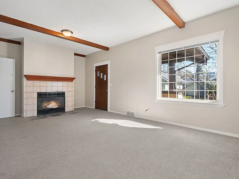 709 McKenzie Ave — Photo 2
