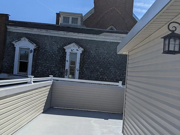 922 Catharine St — Photo 2