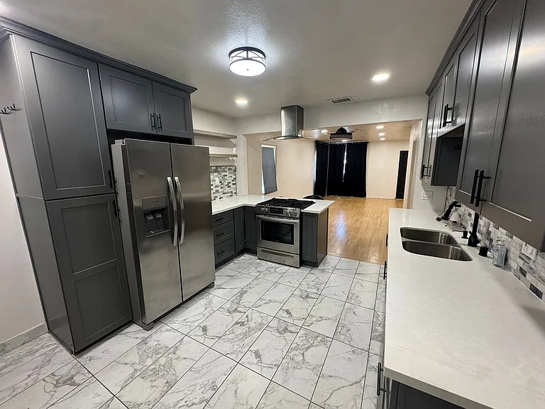 688 Taft Ave — Photo 3