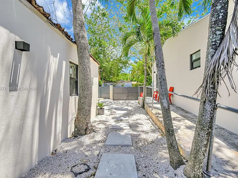 4721 NW 6th Ave — Photo 7